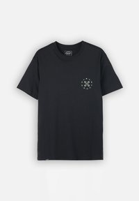T-shirt en coton noir avec un col rond et des manches courtes. Présente un design graphique imprimé sur la zone du côté gauche de la poitrine en blanc et vert.