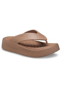 Infradito marroni Crocs con suola spessa, dotati di una fascia centrale e ampie aperture laterali per ventilazione e comfort.
