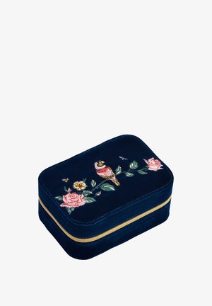 Tumši zilas samta taisnstūrveida rotaslietu kaste ar ziedu izšuvumiem, putnu un rozēm, zelta rāvējslēdzējs un mīksta tekstūra.