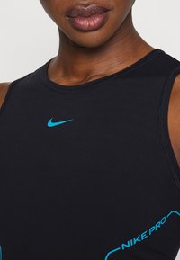 Zwarte atletische tanktop met een ronde halslijn, met een blauwe Nike Swoosh-logo en de tekst "NIKE PRO" in blauw langs de zijnaden.
