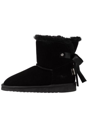 Schwarze Wildleder-Stiefelette mit einem weichen Kunstfellkragen, ausgestattet mit einem Banddetail und dekorativem Beschlag an der Seite. Flache Gummisohle.