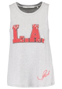 Lys grå ærmeløs top med tekstureret pink "L.A." tekst med perler, sort kant og signatur i pink nederst til venstre.