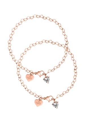 Zwei Roségoldkettenarmbänder, jeweils mit einem herzförmigen Kristallanhänger und einem Herz-Anhänger mit der Gravur PURELEI.