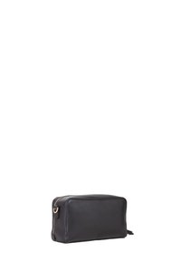 Pochette in pelle nera con forma rettangolare, texture liscia e zip dorata. Presenta un design sottile e una struttura minimalista.