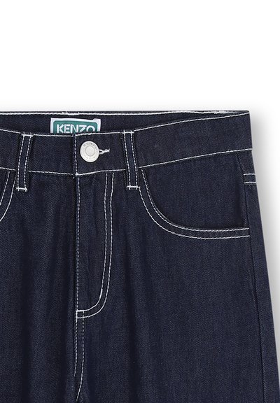 Donkere denim jeans met contrasterende witte stiksels, vijfzakkenontwerp en een knoopsluiting aan de voorkant. Voorzien van een label op de tailleband met merknaam.