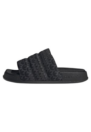 Sandale slide adidas noire avec dessus à trois brides rembourré présentant un motif texturé et un logo embossé sur le côté de la semelle.