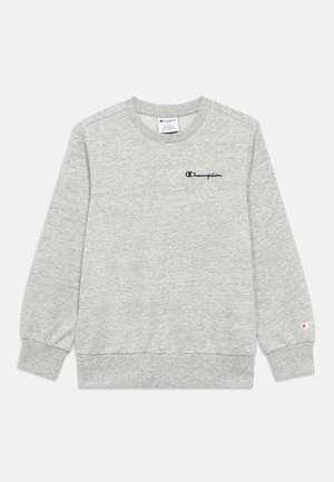 Sivi dugi džemper s okruglim izrezom i dugim rukavima, s vezenim Champion logotipom na prsima i malim logotipom na manžeti lijevog rukava.