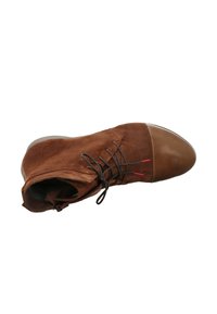 Braune Wildlederstiefelette mit einer glatten braunen Lederkappen, schwarzen Schnürsenkeln und roten Akzenten. Die Stiefelette zeichnet sich durch eine weiche Textur und eine runde Form aus.