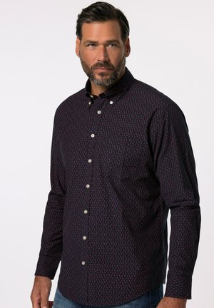 Chemise bleu marine à boutons avec un petit motif géométrique rouge, manches longues et col. Elle comporte des boutons sur le devant et une poche.