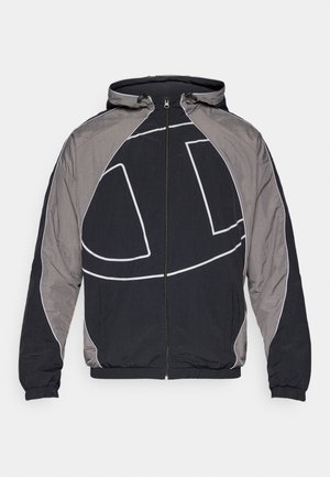 Chaqueta con capucha en negro y gris, con cremallera frontal, que presenta un piping blanco en contraste y un gran diseño de logo en el pecho.