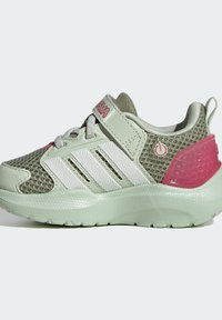 Baskets athlétiques pour enfant avec mesh vert clair, bandes blanches, accent rose au talon, lacets et une bride velcro avec logo.