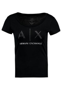 Černé tričko s krátkým rukávem vyrobené z měkké tkaniny, které má kulatý výstřih. Na přední straně je značka "AIX" vyhotovena z kamínků a "ARMANI EXCHANGE" v bílém tisku.