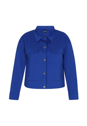 Blauwe lange mouw jas met kraag, knoopsluiting aan de voorkant, twee borstflappenzakken en manchetten aan de mouwen, weergegeven op een witte achtergrond.