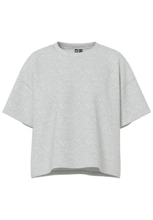 Camiseta gris de manga corta con un corte relajado, escote redondo y textura suave. Sin patrones ni acentos visibles.