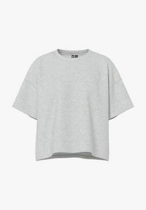 Szürke, rövid ujjú póló, laza fazonnal, kerek nyakkivágással és puha tapintással. Nincsenek látható minták vagy díszítés.