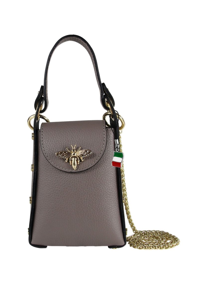 Kleine rechthoekige leren handtas in taupe met een gouden bij-embleem, zwarte afwerking, gouden kettingband en een decoratieve charm van de Italiaanse vlag.