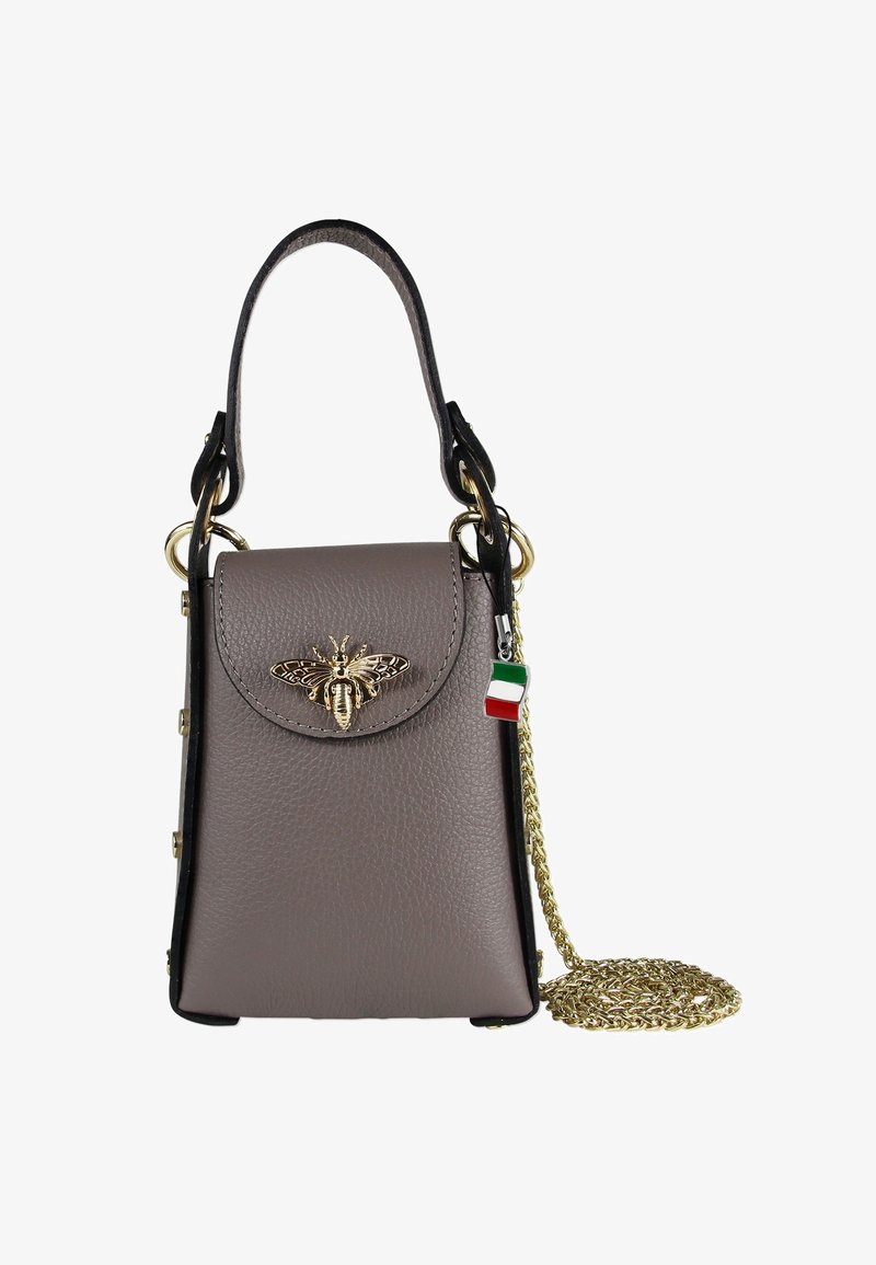 Kleine rechthoekige leren handtas in taupe met een gouden bij-embleem, zwarte afwerking, gouden kettingband en een decoratieve charm van de Italiaanse vlag.