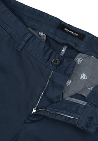 Dunkelblaue Hose mit glatter Textur, ausgestattet mit einem Knopfverschluss, einem Reißverschluß und einem gemusterten Innenfutter in Grau mit weißen Akzenten.