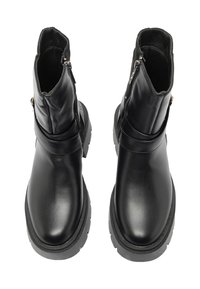 Stivaletti alla caviglia in pelle nera con una texture liscia, dotati di chiusura con zip e suola spessa e resistente. Design minimalista senza motivi visibili.