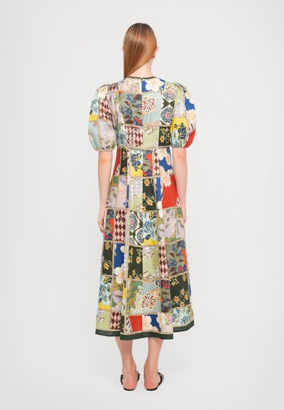 Patchwork midi šaty s vypuffovanými krátkymi rukávmi, rôznymi kvetinovými a geometrickými vzormi v zelených, modrých, červených a žltých odtieňoch.