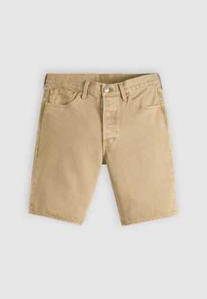 Pantaloncini in denim di cotone beige con tasche frontali, passanti per cintura e chiusura con bottone, distesi su uno sfondo grigio chiaro.