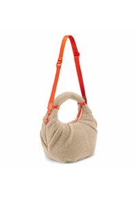Borsa a tracolla beige in peluche con design attorcigliato, tracolla regolabile arancione e chiusura con zip. Presenta una superficie morbida e testurizzata.