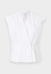 Λευκό γυναικείο αμάνικο τοπ με σχέδιο περιτύλιξης, V-λαιμόκοψη και ελαφριές πτυχώσεις κοντά στους ώμους και τη μέση, σε απλό φόντο.