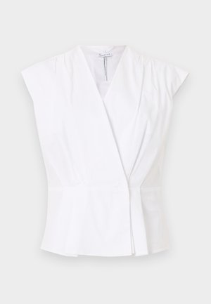 Λευκό γυναικείο αμάνικο τοπ με σχέδιο περιτύλιξης, V-λαιμόκοψη και ελαφριές πτυχώσεις κοντά στους ώμους και τη μέση, σε απλό φόντο.