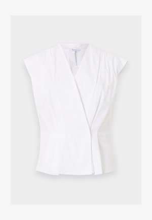 Biała, bezrękawnikowa bluzka z kopertowym dekoltem w serek i delikatnymi plisami przy ramionach i talii na jednolitym tle.