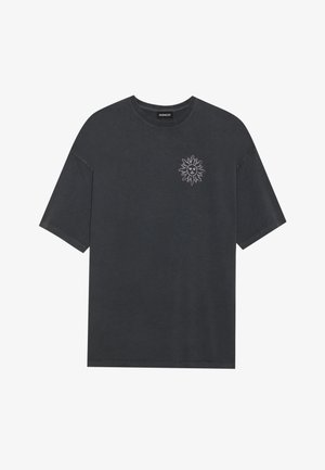 Sötét szürke pamut póló, kerek nyakkal és rövid ujjakkal, fehér napgrafikával a bal mellkas részen.