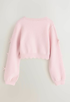 Světle růžový krátký svetr s žebrovaným výstřihem a zvlněným lemem. Má nafouklé rukávy a ozdobné mašličky podél švů. Měkká textura.