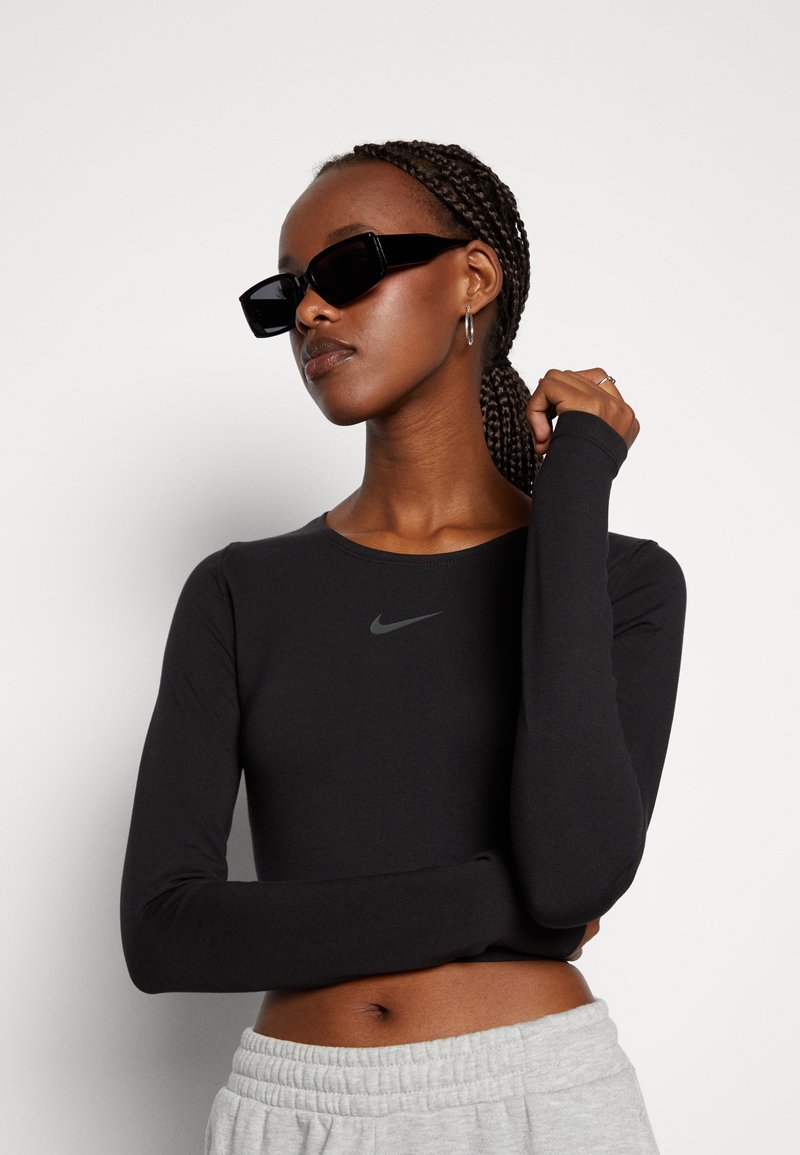 tee shirt nike crop top