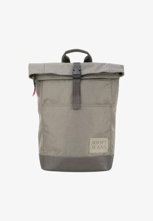 Rolltop-Rucksack in Grau und Dunkelgrau mit vorderem Schnallenverschluss, Griff, Fronttasche und "JOOP! JEANS"-Patch an der unteren rechten Ecke.
