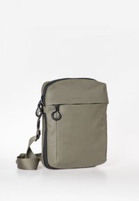 Olijfgroene schoudertas van glad materiaal, met een ritsluiting, verstelbare schouderband en zwarte hardware accenten.