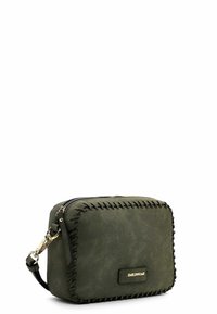 Borsa a tracolla in suede verde oliva con hardware dorato, forma rettangolare e dettaglio di cucitura a contrasto lungo i bordi. Chiusura con zip.