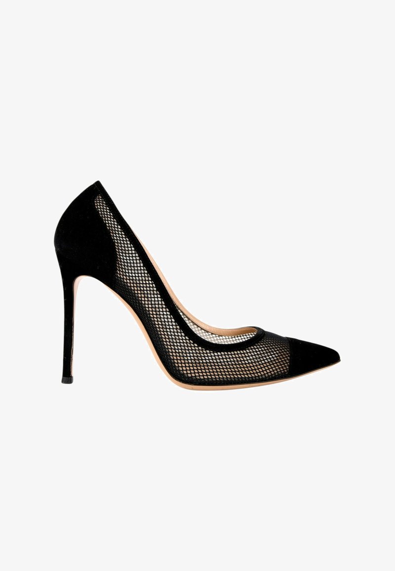 Escarpin noir à talon haut avec bout pointu et côtés en mesh, équipé d'un talon stiletto fin et de sections en daim sur la pointe et le talon.