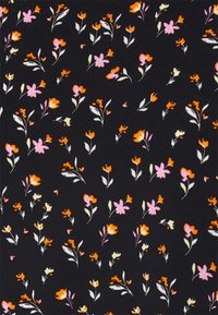 Tecido preto com pequenos padrões florais em laranja e rosa, complementado por folhas verdes e brancas, proporcionando um contraste vibrante.