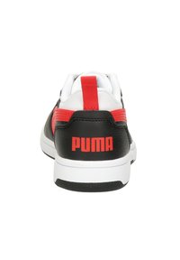 Czarno-białe sneakersy z chropowatą skórzaną cholewką, czerwonymi akcentami i wyraźnym czerwonym logo "PUMA" na pięcie.