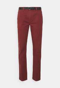 Bordeauxbyxor med rak skärning, utrustade med bälteshällor och ett svart bälte, visade mot en vit bakgrund.