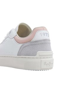 Sneaker bianca in pelle con dettagli in suede grigio e accenti rosa, con la scritta "1973" impressa sul tallone e suola in gomma testurizzata per una migliore aderenza.