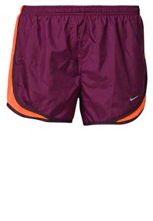 Fioletowe szorty sportowe z pomarańczowymi panelami bocznymi i małym białym logo Nike na przedniej prawej nodze, z elastycznym pasem.