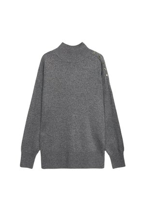 Suéter gris de punto con un cuello alto, ajuste holgado y botones laterales. Presenta puños y dobladillo acanalados, textura suave y diseño minimalista.