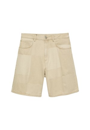 Beige Patchwork-Denimshorts mit vorderem Knopf, Reißverschluss, Gürtelschlaufen und zwei Vordertaschen, abgebildet auf weißem Hintergrund.