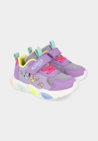 Zapatillas moradas con paneles de malla, acentos rosas y correas de velcro. Presenta un diseño de personaje y suelas luminosas coloridas.