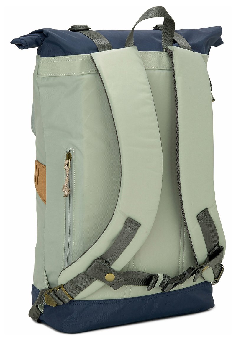 Zaino a roll-top verde chiaro con dettagli blu navy, tasca laterale con cerniera, spallacci regolabili e etichetta in pelle beige. Tessuto resistente con finitura testurizzata.