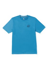 Camiseta azul de manga corta hecha de una tela suave y liviana, con un logotipo negro en el lado izquierdo del pecho y un cuello redondo.