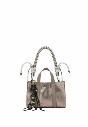 Piccola borsa metallizzata color oro rosa con manici intrecciati grigio chiaro e nappine decorative in corda nera sul davanti.