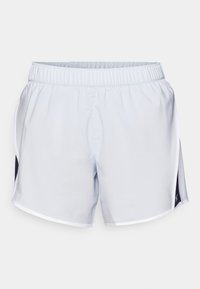 Lys grå treningsshorts med elastisk midje, med svarte sidelapper og hvite piping langs kanten og sidene.