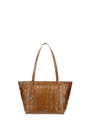 Sac fourre-tout en cuir marron imitation crocodile avec de longues anses et un charm en métal en forme de "P" suspendu près du bord supérieur.