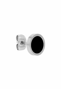 Pendiente de plata con un centro negro redondo, que presenta un borde de metal pulido y un cierre de poste para un uso seguro.